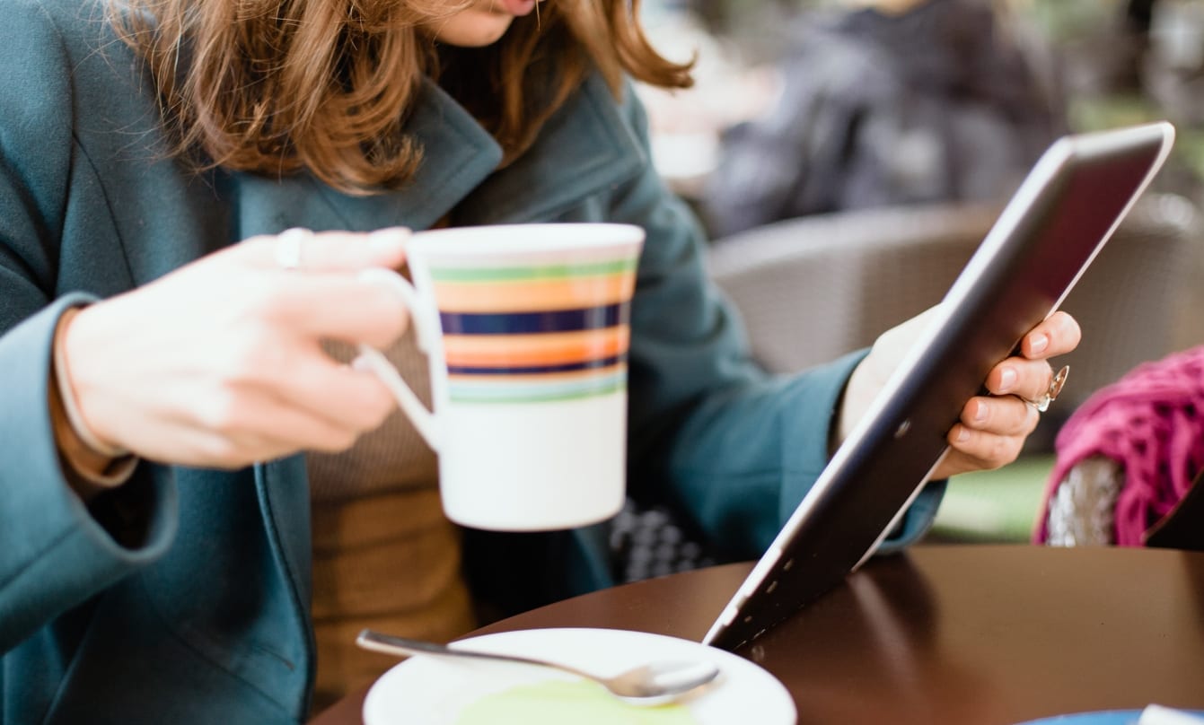 Create a steady stream of qualified traffic with (other people’s) online lists woman reading list pic